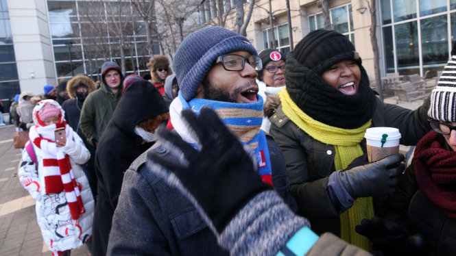 Cái lạnh không làm nguội sự háo hức của những người xếp hàng - Ảnh: Chicago Tribune