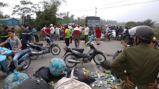 Người dân mang rác ra đường quốc lộ 21B để phản đối tình trạng ô nhiễm - Ảnh: Tuấn Sinh