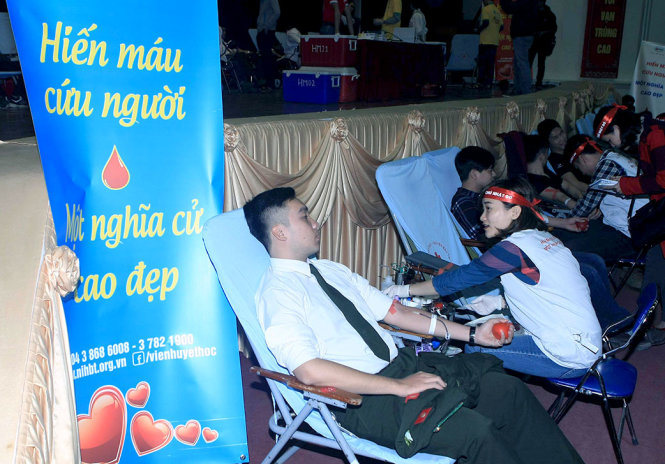 Đông đảo các bạn trẻ đăng ký tham gia hiến máu tại ngày hội chủ nhật đỏ - Ảnh: ĐỨC BÌNH