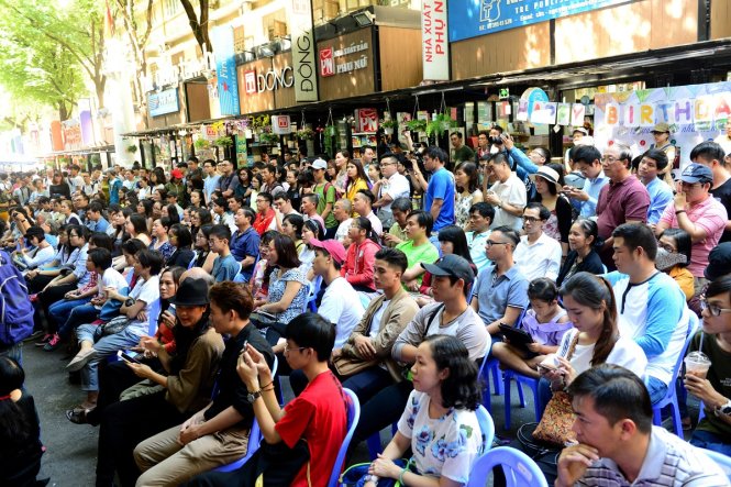 Thời tiết Sài Gòn sáng cuối tuần khá nóng nhưng rất đồng người hâm mộ đã nán lại rất lâu để nghe tâm sự của Tứ đại gia Sân khấu - Ảnh: DUYÊN PHAN