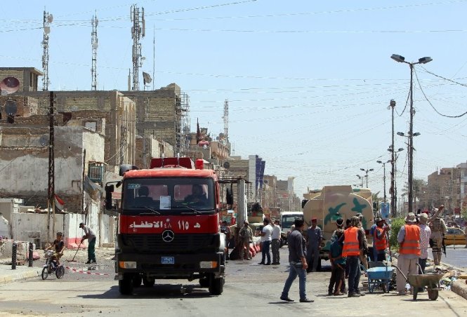 Lực lượng cứu hộ và cảnh sát tại hiện trường vụ đánh bom ở thủ đô Baghdad, Iraq - Ảnh: AFP/Yahoo News