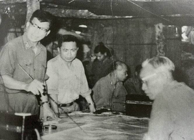 Thiếu tướng Kim Tuấn (trái) đang báo cáo tình hình mặt trận tại Campuchia 
(1-1979) cho phó tổng tham mưu trưởng Lê Trọng Tấn - Ảnh tư liệu, Đức Bình chụp lại