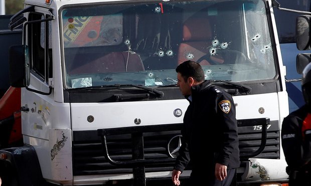 Cảnh sát Israel bên cạnh chiếc xe tải trong vụ tấn công - Ảnh: Reuters