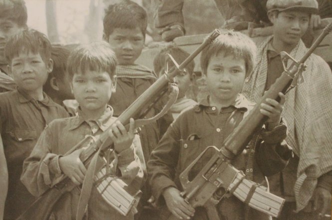 Khmer Đỏ buộc cả trẻ em cầm súng chiến đấu - Ảnh tư liệu
