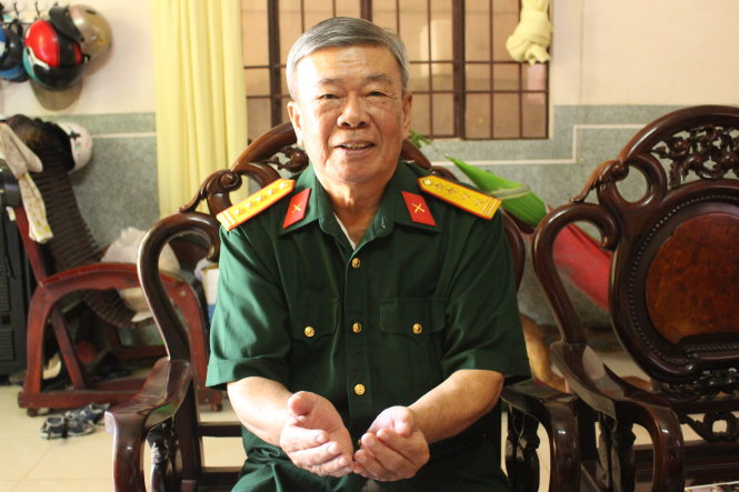 Cựu đại tá Nguyễn Xuân Hùng kể lại câu chuyện chiến đấu ở Campuchia  - Ảnh: TIẾN TRÌNH