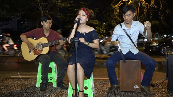 Các bạn trẻ của nhóm Cỏ Ba Lá đang trình diễn ca khúc “Hoa trinh nữ