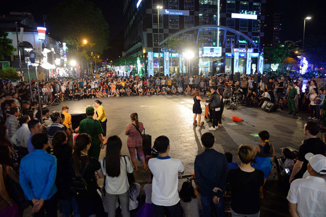 Hàng nghìn người có mặt tại phố đi bộ xem biểu diễn nghệ thuật đường phố - Ảnh: HỮU KHOA