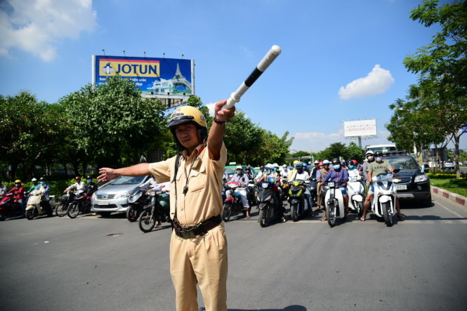 Tuy kẹt xe giữa nắng gắt nhưng lực lượng CSGT Tân Sơn Nhất có mặt sớm làm cho tình hình giao thông không bị hỗ loạn quá mức - Ảnh:HỮU THUẬN