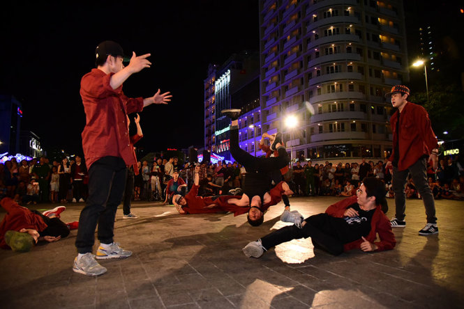 Nhóm Sài Gòn Flavor mở màn chương trình với tiết mục nhảy hiphop hiện đại - Ảnh: HỮU THUẬN