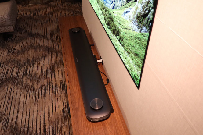 Tivi OLED LG Signature W7 kết hợp cùng soundbar - Ảnh: DigitalTrends