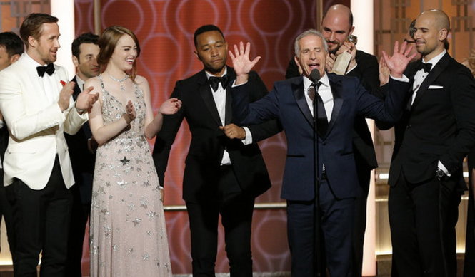 Diễn viên, đạo diễn phim La La Land nhận giải quả cầu vàng, từ trái sang: Ryan Gosling, Emma Stone, John Legend, Marc Platt, Jordan Horowitz và Fred Berger  - Ảnh: Getty Images