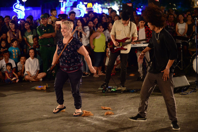 Du khách nước ngoài hòa cùng điệu nhảy với các tiết mục tại liên hoan nghệ thuật đường phố tối 9-1 tại phố đi bộ Nguyễn Huệ, Q.1, TP.HCM - Ảnh: QUANG ĐỊNH