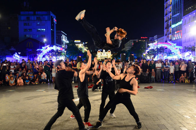 Nhóm Sài Gòn Flavour nhảy break – dance trong đêm chung kết liên hoan nghệ thuật đường phố tối 9-1 tại phố đi bộ Nguyễn Huệ, Q.1, TP.HCM  - Ảnh: QUANG ĐỊNH