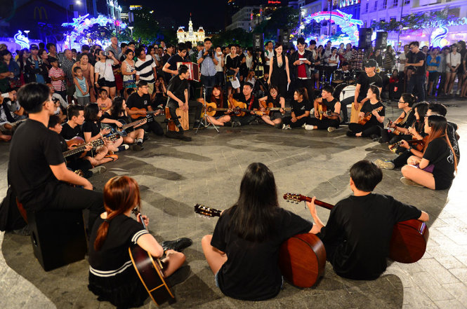CLB The Crazy Kids trình diễn tiết mục Ngày xuân long phụng sum vầy và Bay trong đêm chung kết liên hoan nghệ thuật đường phố tối 9-1 tại phố đi bộ Nguyễn Huệ, Q.1, TP.HCM  - Ảnh: QUANG ĐỊNH