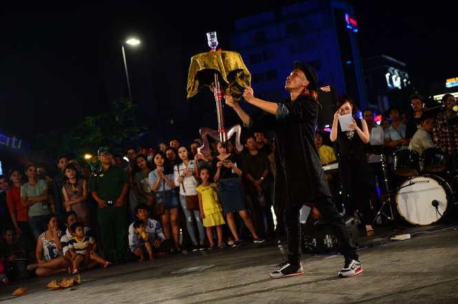 Một tiết mục ảo thuật Chiếc bàn bay trong đêm chung kết liên hoan nghệ thuật đường phố tối 9-1 tại phố đi bộ Nguyễn Huệ, Q.1, TP.HCM - Ảnh: QUANG ĐỊNH