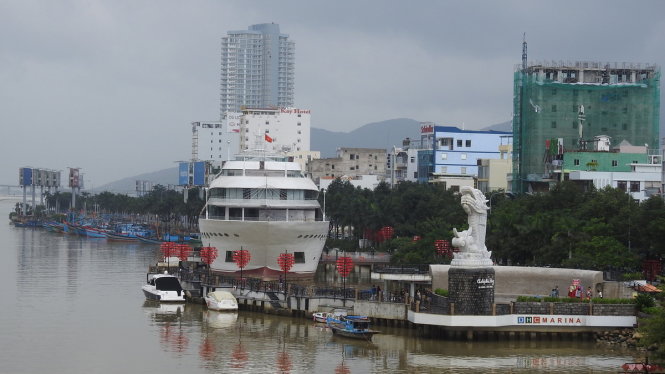 Bến du thuyền và nhà ở san sát nhau phía bờ đông sông Hàn gây nên cảnh chật chội, bức bách trong kiến trúc, không gian đô thị - Ảnh: V.HÙNG