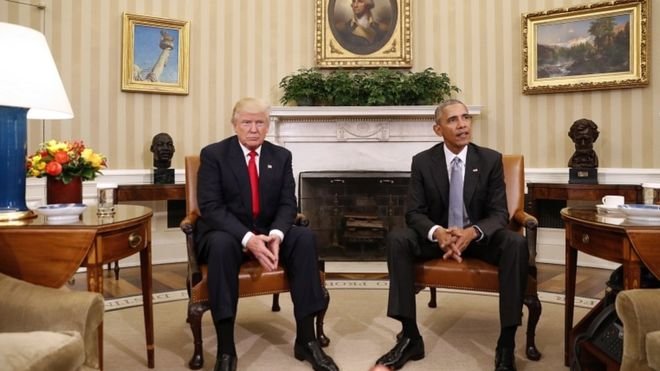 Tổng thống Mỹ Barack Obama (phải) trong một cuộc trò chuyện với tổng thống đắc cử Donald Trump - Ảnh: AP