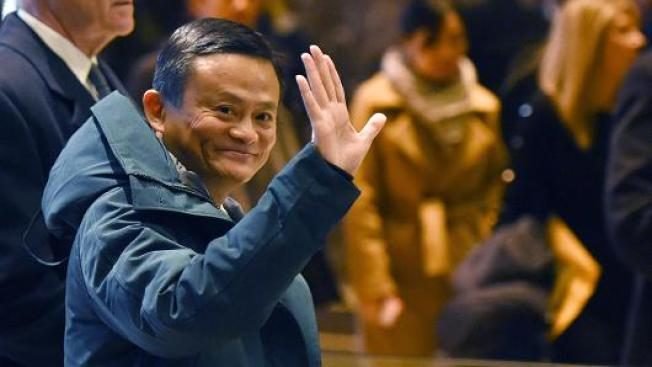 Jack Ma, nhà sáng lập kiêm chủ tịch điều hành tập đoàn Alibaba tới tòa nhà Trump Tower để gặp gỡ tổng thống đắc cử Donald Trump ngày 9-1-2017 tại New York - Ảnh: AFP
