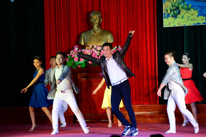 Ca sĩ Nguyễn Phi Hùng biểu diễn trong chương trình - Ảnh: DUYÊN PHAN