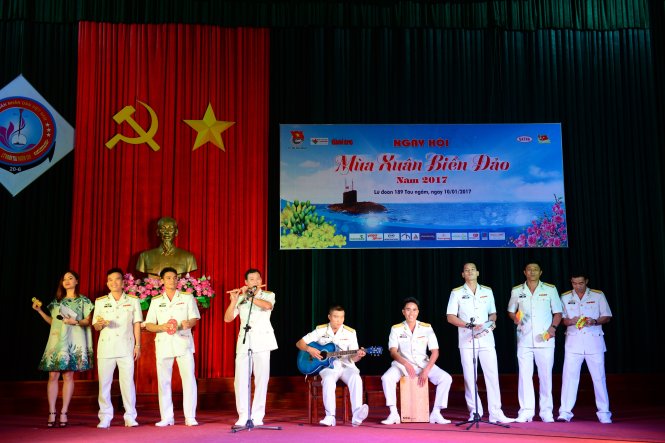Diễn viên Lan Phương cùng góp mặt trong một tiết mục hòa tấu với các chiến sĩ Lữ đoàn 189 - Ảnh: DUYÊN PHAN