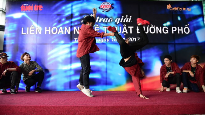 Nhóm nhảy Sài Gòn Flavor với màn biểu diễn Break-Dance tại lễ trao giải liên hoan nghệ thuật đường phố lần thứ nhất năm 2016 - Ảnh: HỮU THUẬN