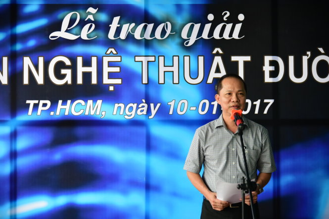 Ông Lê Xuân Trung, phó tổng biên tập báo Tuổi Trẻ phát biểu tại lễ trao giải - Ảnh: HỮU THUẬN