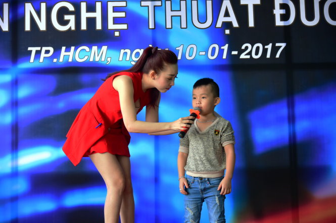 Thí sinh Tấn Thành mới 6 tuổi với màn biểu diễn ảo thuật hấp dẫn giành được giải thưởng tiết mục thí sinh nhỏ tuổi nhất - Ảnh: HỮU THUẬN