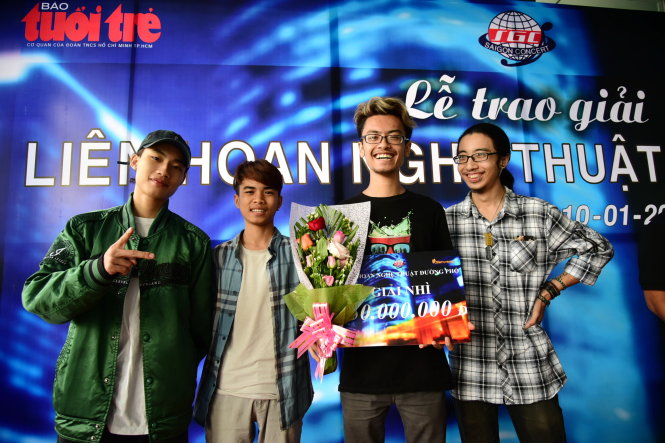 Nhóm Dương Hòa đến từ Hà Nội đạt giải nhì trong cuộc thi với màn biểu diễn sôi động tại phố đi bộ Nguyễn Huệ trong tối 9-1 - Ảnh: HỮU THUẬN