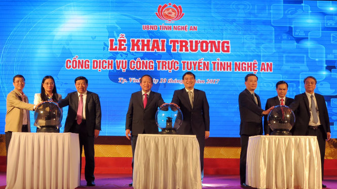 Bộ trưởng Bộ TT-TT Trương Minh Tuấn và lãnh đạo tỉnh Nghệ An ấn nút khai trương cổng dịch vụ công trực tuyến tỉnh Nghệ An ngày 10-1 - Ảnh: D.HÒA