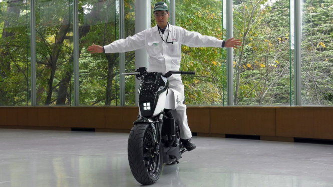 Xe máy tự cân bằng của Honda  VnExpress