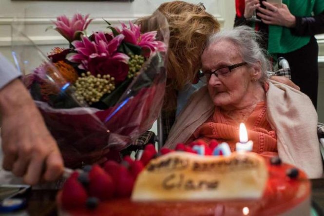 Bà Clare Hollingworth hôm kỷ niệm sinh nhật lần thứ 105 - Ảnh: AFP