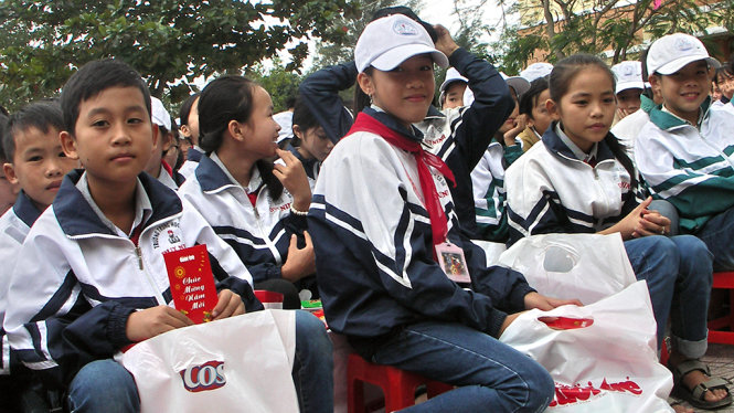 Đại diện báo Tuổi Trẻ trao quà cho các em học sinh ở huyện Quảng Ninh