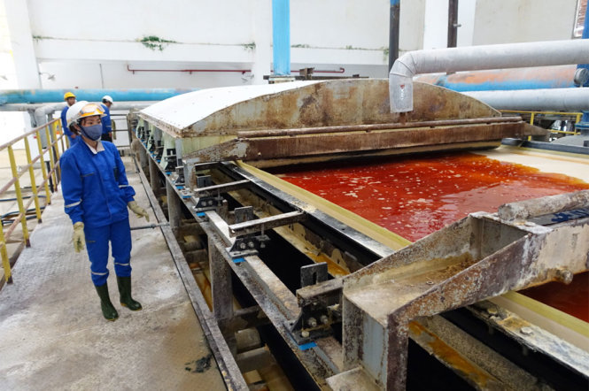 Hoạt động sản xuất alumin phát sinh nhiều chất thải nên người dân đề nghị quan trắc kỹ khu vực lân cận nhà máy, nhất là hồ bùn đỏ - Ảnh: M.VINH