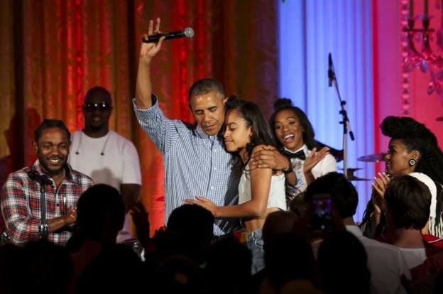 Tổng thống Obama (và con gái ông Malia) đã chào đón nhiều ca sĩ tới Nhà Trắng, trong đó có các ca sĩ Janelle Monae (phải) và Kendrick Lamar (trái) - Ảnh: Aude Guerrucci-Pool/Getty Images