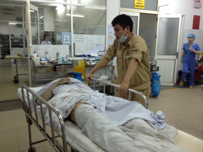 Các nạn nhân được đưa đi cấp cứu tại bệnh viện trong tình trạng nguy kịch- Ảnh: HỮU KHÁ