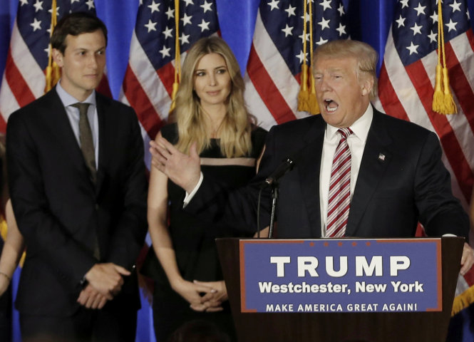 Ông Donald Trump (bìa phải) phát biểu bên cạnh con gái Ivanka và con rể Jared Kushner trong một sự kiện của giai đoạn tranh cử tại Briarcliff Manor, New York, Mỹ ngày 7-6-2016 (ảnh tư liệu) - Ảnh: Reuters