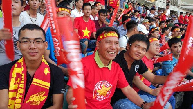 Anh Võ Hồng Sơn (bìa trái) một kỹ sư xây dựng cùng đồng nghiệp đến sân cổ cũ cho đội bóng VN trong trận gặp myanmar tại AFF cúp 2016 Ảnh: HUY ĐĂNG