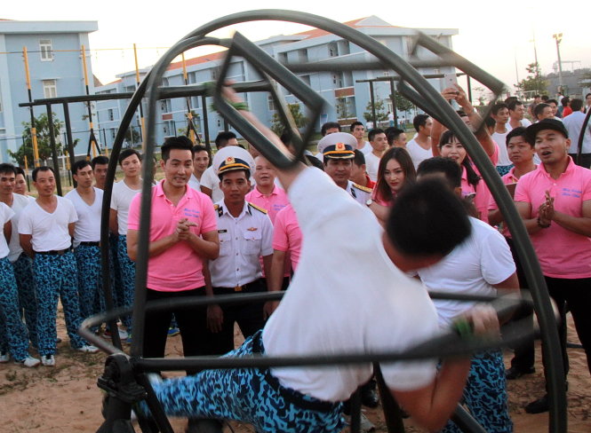 Sau khi xem các chiến sĩ hải quân tập luyện vòng quay ly tâm, ca sĩ Nguyễn Phi Hùng (hàng đầu bên trái) đã thử sức với vòng quay này           - Ảnh: TRUNG TÂN