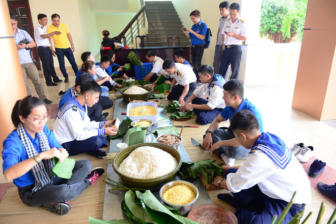 Các chiến sĩ tại Lữ đoàn 146 gói bánh chưng cùng các nghệ sĩ và đoàn viên thanh niên - Ảnh: DUYÊN PHAN