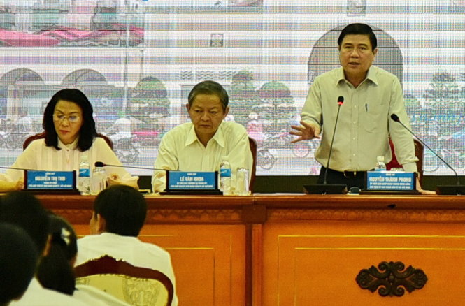 Chủ tịch UBND TP.HCM Nguyễn Thành Phong chủ trì cuộc gặp với các chủ tịch phường, xã để giải quyết những vướng mắc - Ảnh: HỮU THUẬN
