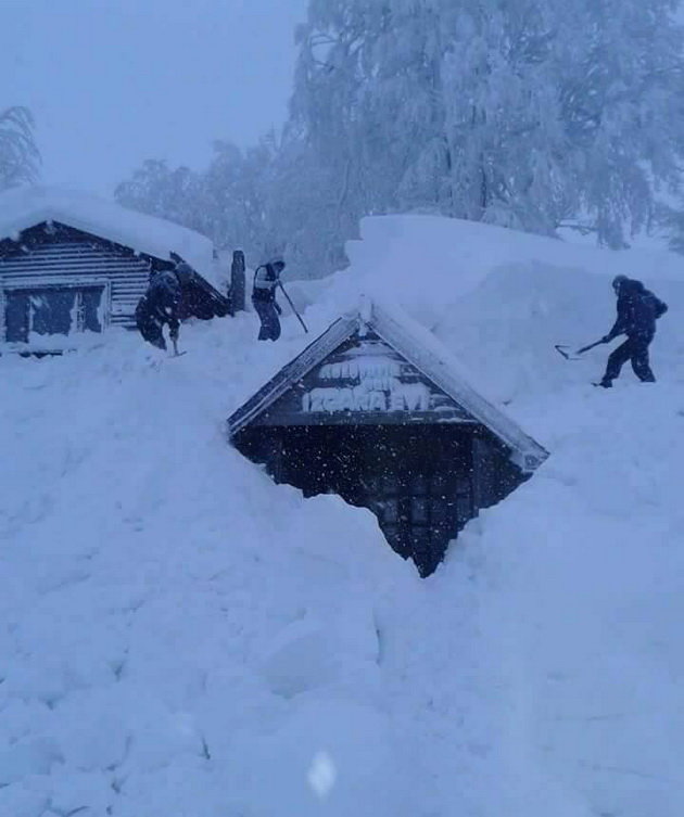 Cư dân mạng chia sẻ hình ảnh tuyết dày đặc ở Kartepe, Koaceli, Thổ Nhĩ Kỳ hôm 10-1 - Ảnh: USAToday/Twitter