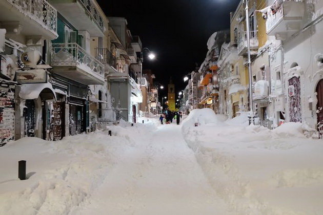 Tuyết dày đặc tại thị trấn Colle, Ý - Ảnh: AFP