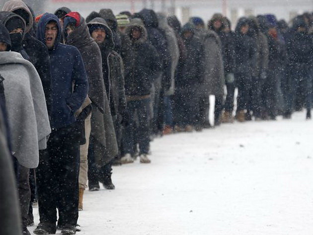 Người di cư xếp hàng chờ nhận thực phẩm trong giá rét ở Belgrade, Serbia hôm 10-1 - Ảnh: AP