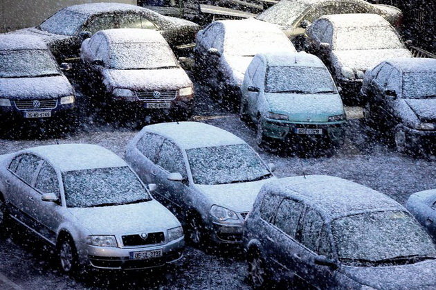 Xe hơi bị tuyết bao phủ ở Clondalkin, Dublin, Ireland - Ảnh: IrishMirror
