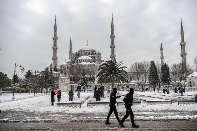 Tuyết giá ở Istanbul, Thổ Nhĩ Kỳ - Ảnh: AFP