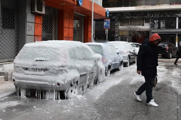 Xe hơi bị đóng băng ở Thessaloniki, Hi Lạp - Ảnh: AFP