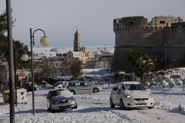 Tuyết trắng xóa ở Sassi, Italy - Ảnh: WENN.com