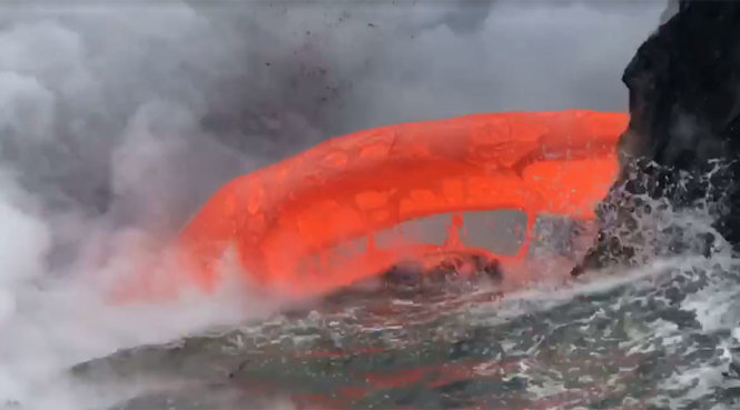 Dung nham mạnh như vòi rồng chảy xuống biển Hawaii - Ảnh: Lava Ocean Tours, INC/Facebook