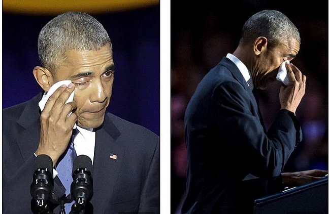 Ông Obama xúc động lau nước mắt khi nói cảm ơn vợ - Ảnh: AFP