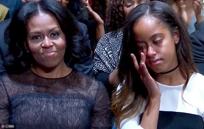 Đệ nhất phu nhân Michelle và con gái xúc động khi nghe ông Obama phát biểu - Ảnh: CNN